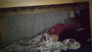 Приятель трахнул русскую девчушку на кровати после отсоса